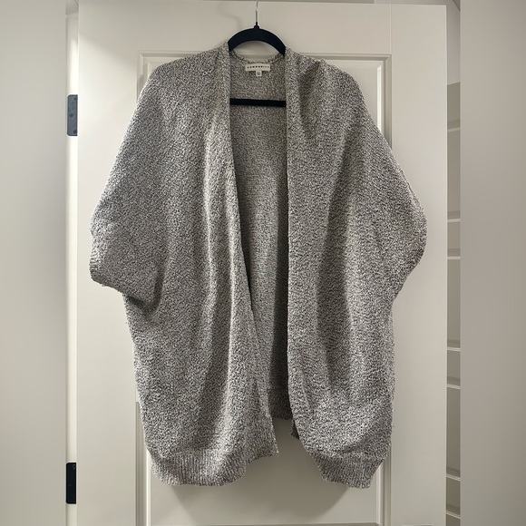 Aritzia Community Cape - Picture 1 of 2